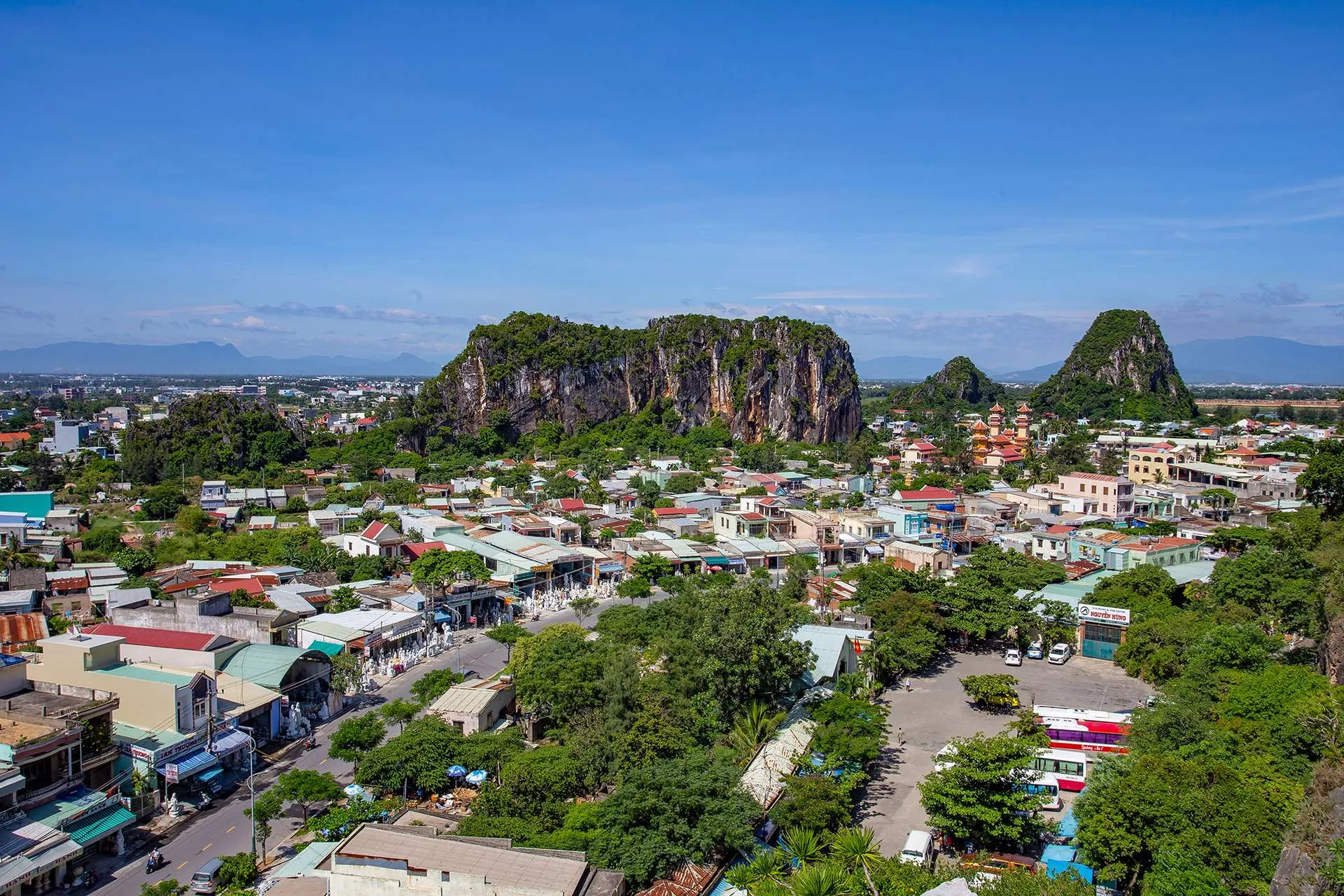 Ngũ Hành Sơn thuộc những địa điểm tâm linh nên trải nghiệm