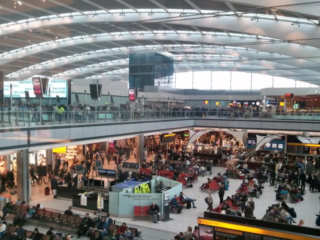 Sân bay London Heathrow nằm cách trung tâm thành phố London không xa khoảng 24km, bạn có thể lựa chọn phương tiện là tàu điện ngầm, xe buýt hoặc xe điện để di chuyển vào khu vực nội thành.